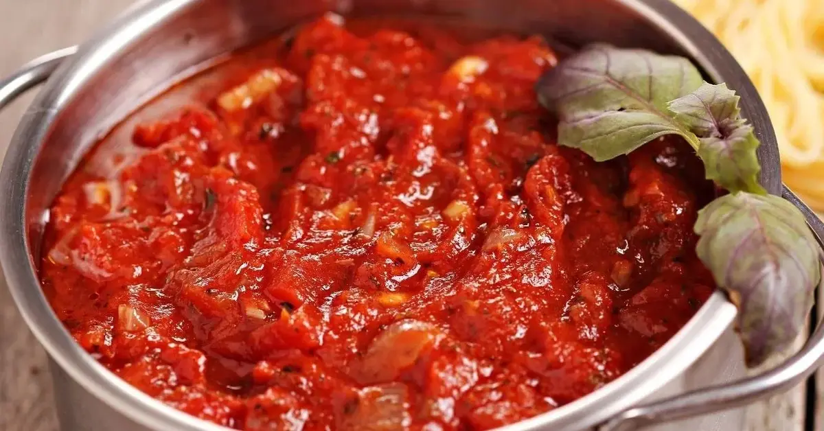 Szybki sos pomidorowy w garnku.