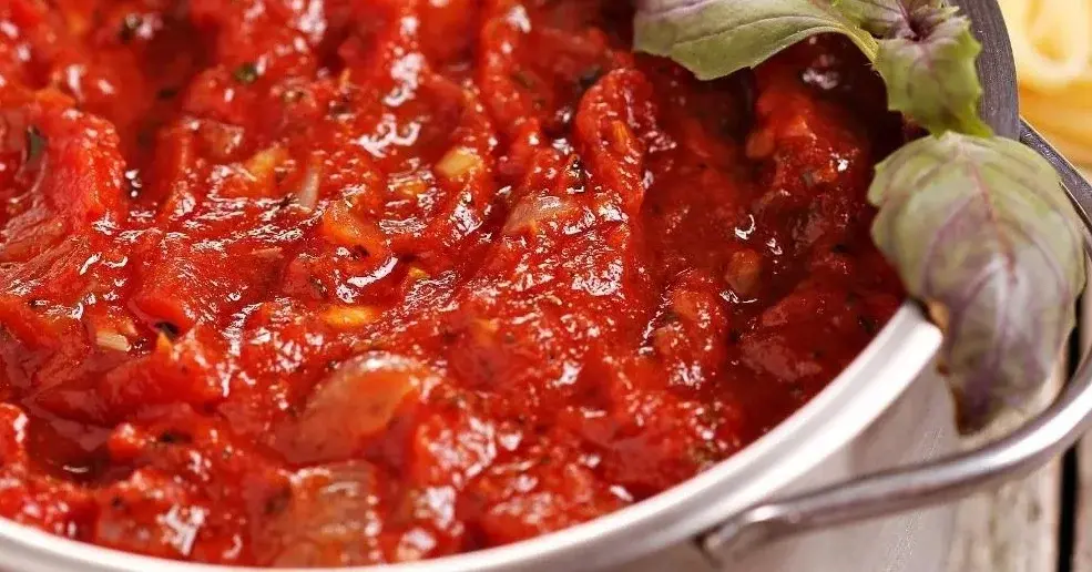 Szybki sos pomidorowy w garnku.