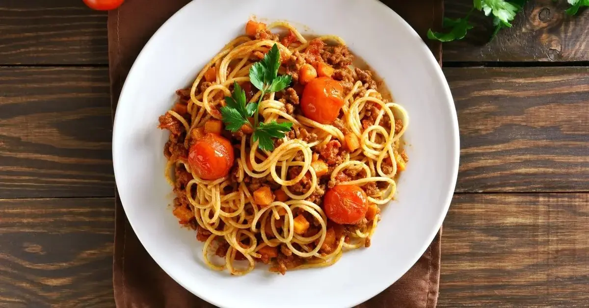 Główne zdjęcie - Dojrzałe pomidory, parmezan, czosnek - pyszne składniki na spaghetti Napoli