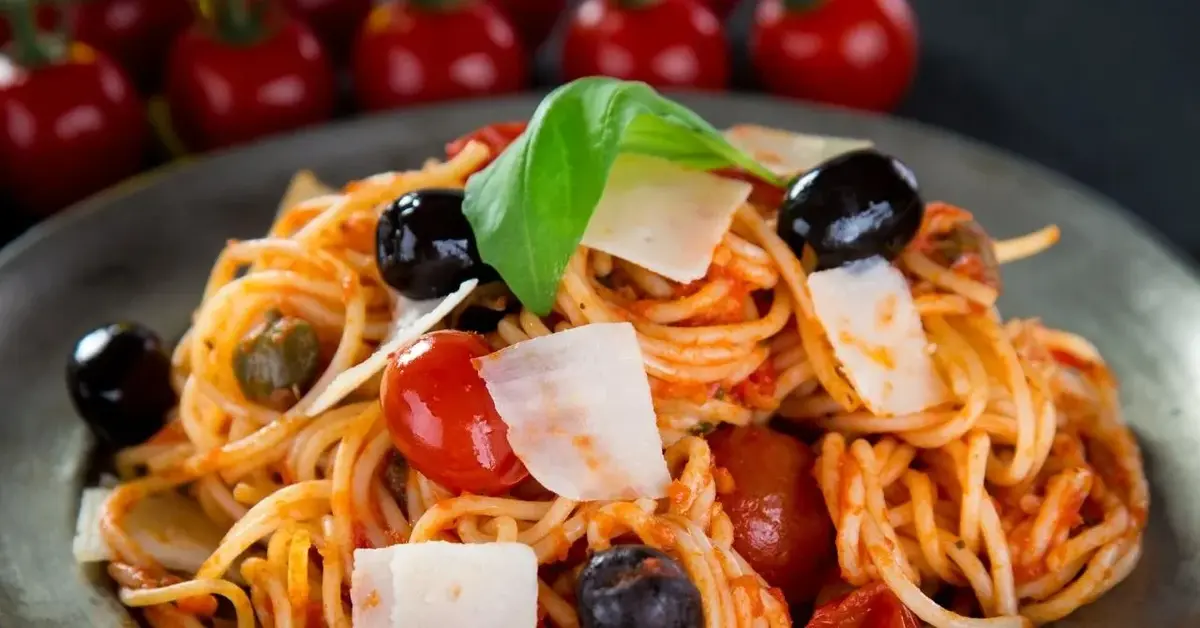 Główne zdjęcie - Pyszne spaghetti alla putanesca. Włoskie danie zrobisz w kilkanaście minut!