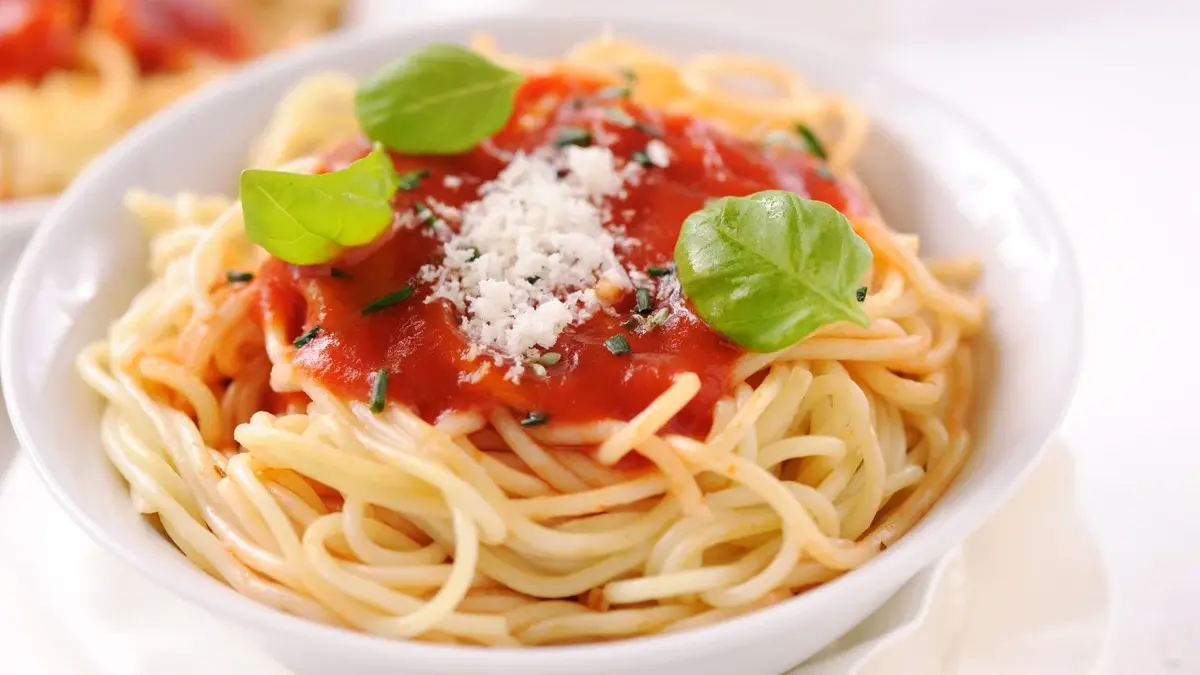 spaghetti napoli sos pomidorowy z bazylią i spaghetti