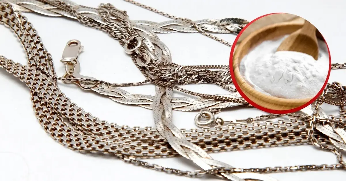 Srebrny łańcuszek do wyczyszczenia i soda oczyszczona.