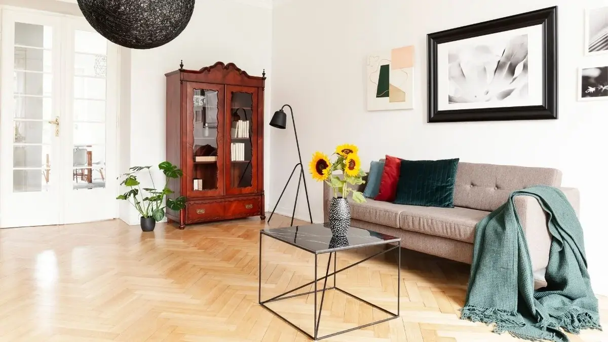 Salon eklektyczny z nowoczesną kanapą i kredensem w stylu vintage