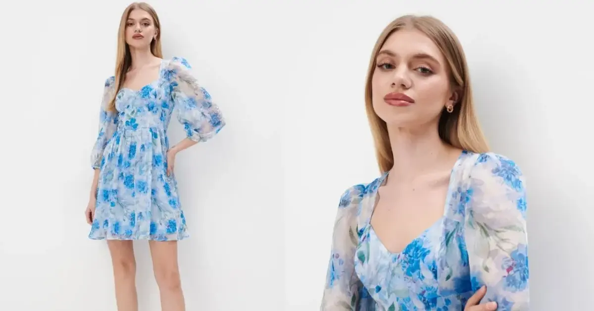 Kobieta blond włosy w sukience niebieskiej koktajlowej w kwiaty mohito