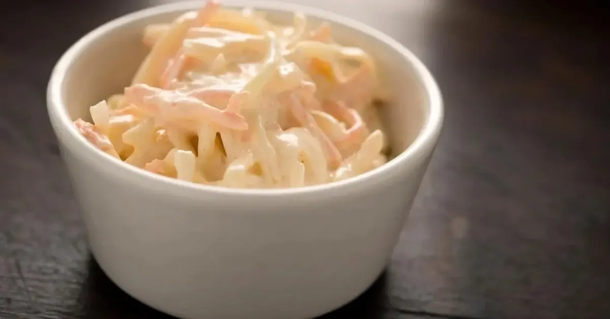 Surówka Coleslaw w małej miseczce.
