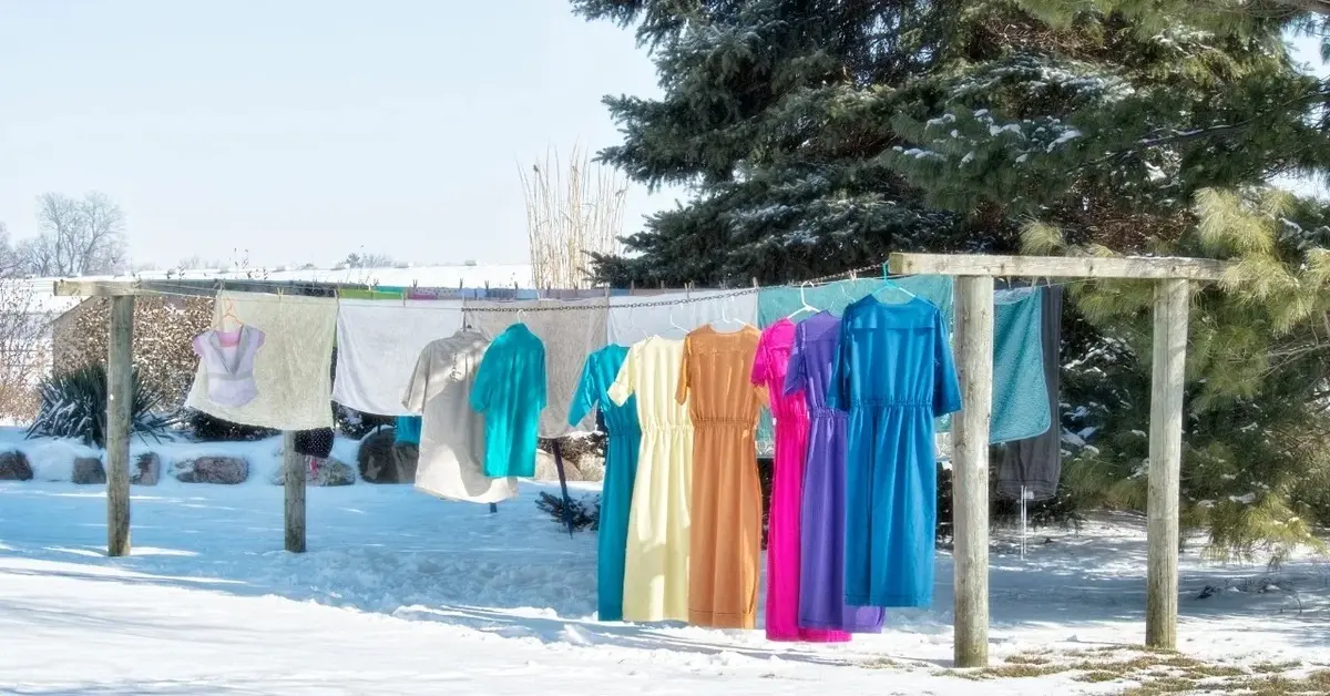 pranie wisi na zewnątrz, kolorowe sukienki suszą się w zimie, gdy wokół leży śnieg
