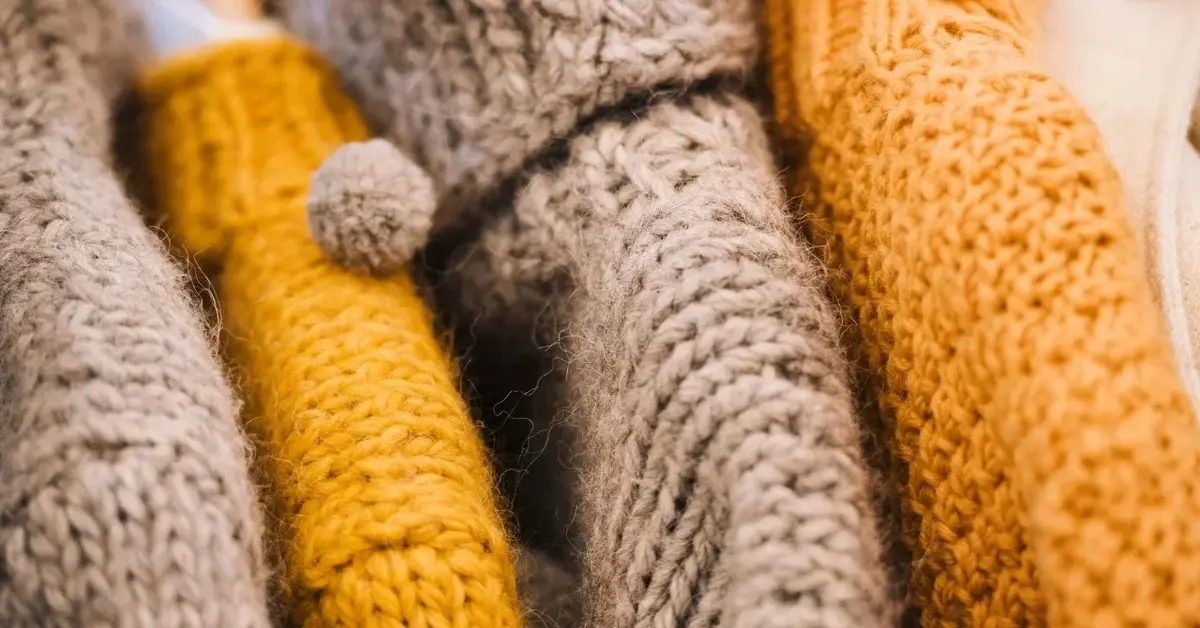wiszące swetry wełniane