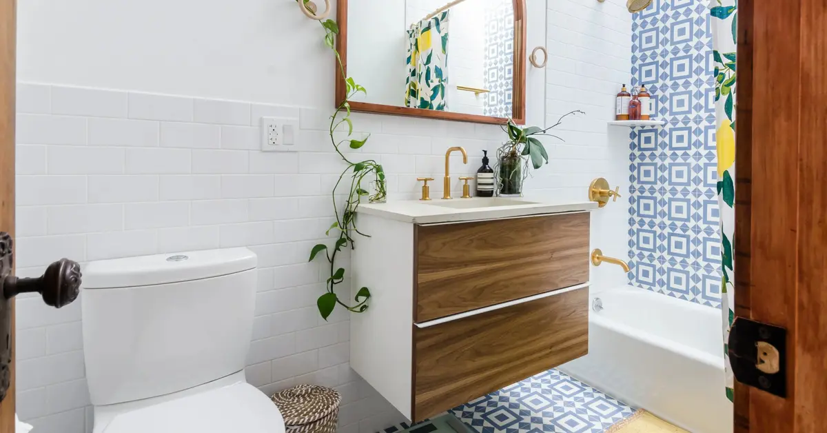 Piękna łazienka w bieli i drewnie z białą szafką pod umywalkę z drewnianym frontem dwóch szuflad, nad nią lustro