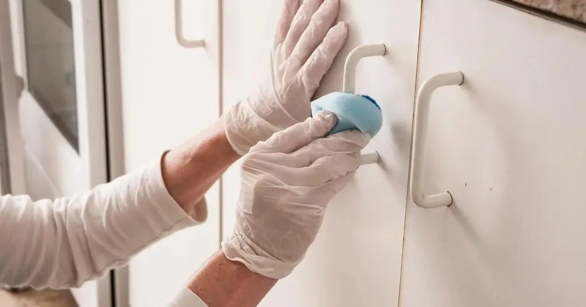 Szafka myta wodą z octem, żeby pozbyć się moli.