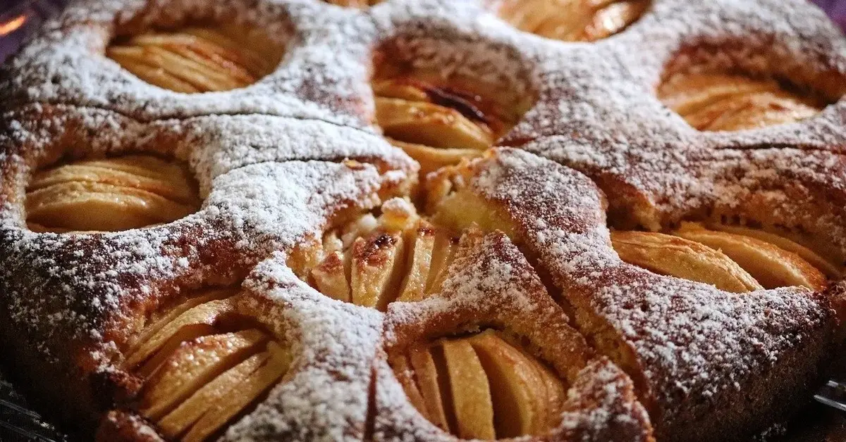 Szwedzka szarlotka Fyriskaka posypana cukrem pudrem