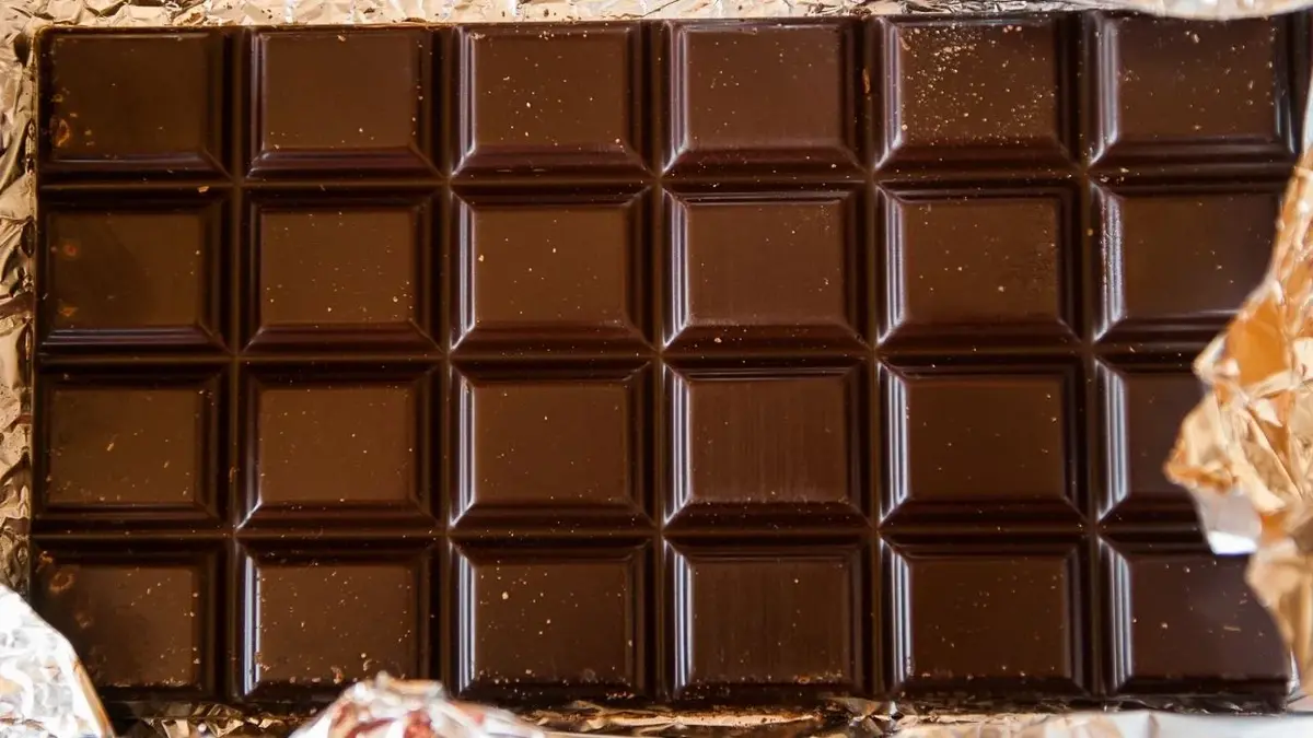 Tabliczka gorzkiej czekolady, składnik niezbędny do przygotowania ciasta czekoladowego