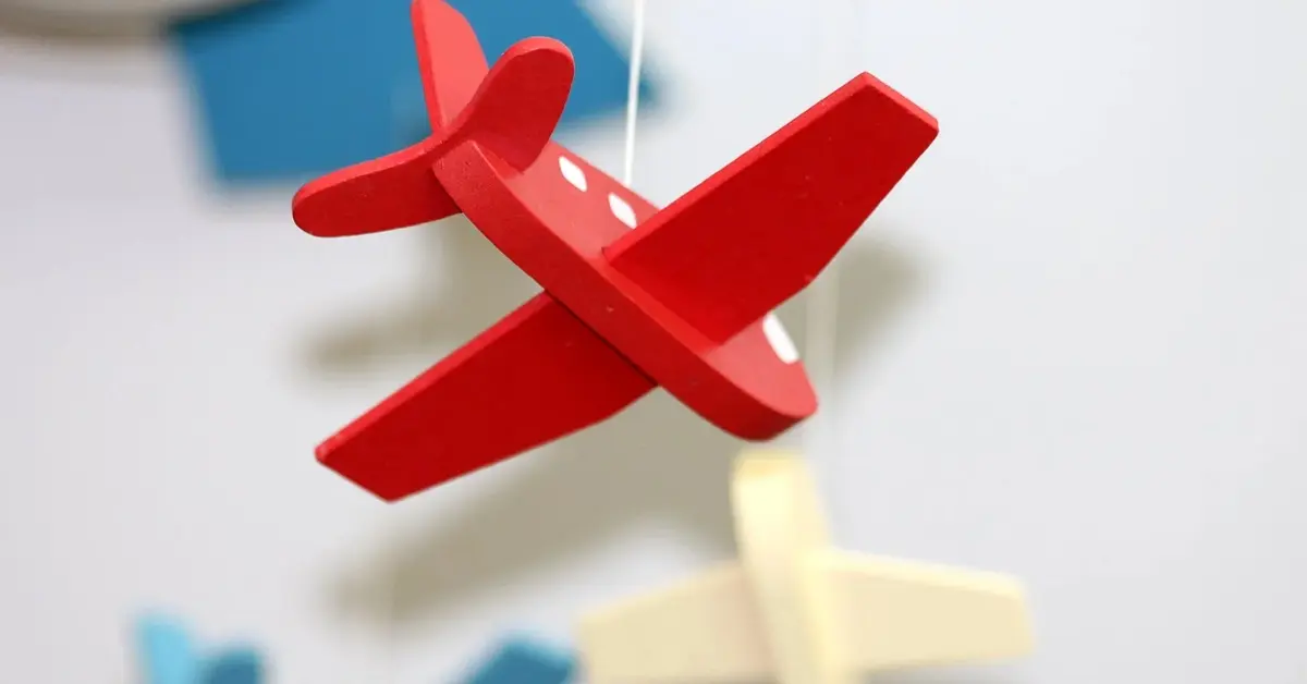 Drewniane, kolorowe, dziecięce samolociku wiszą u sufitu