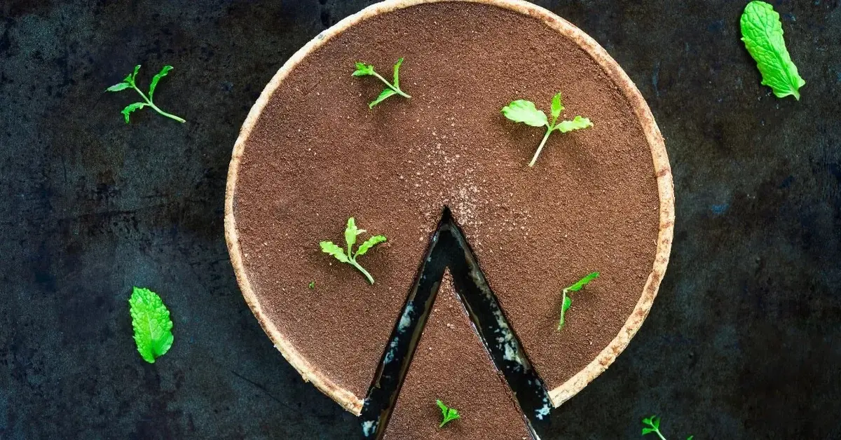 tarta czekoladowa z listkami na czarnym tle