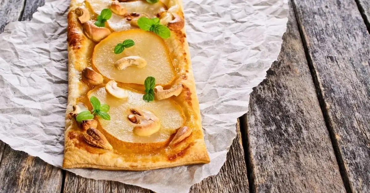 tarta z gruszką i orzechami włoskimi na pergaminie