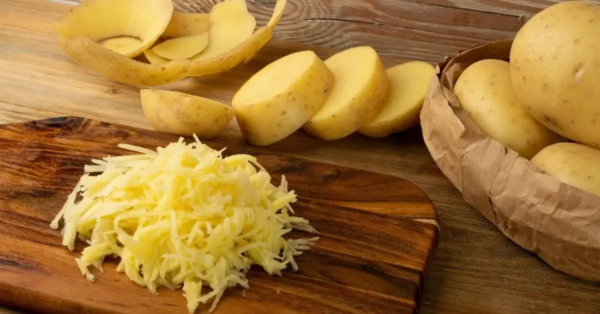 Tarte ziemniaki, przygotowane do zrobienia tradycyjnej babki ziemniaczanej