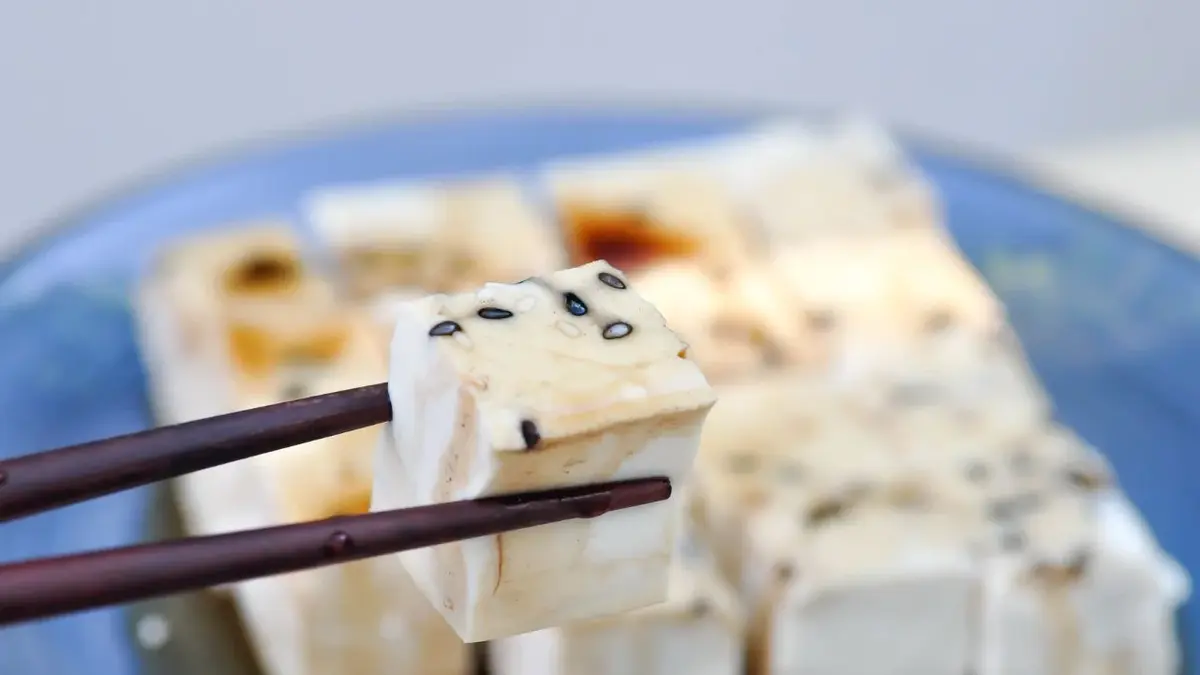 Sojowy ser tofu pokrojony w kostkę