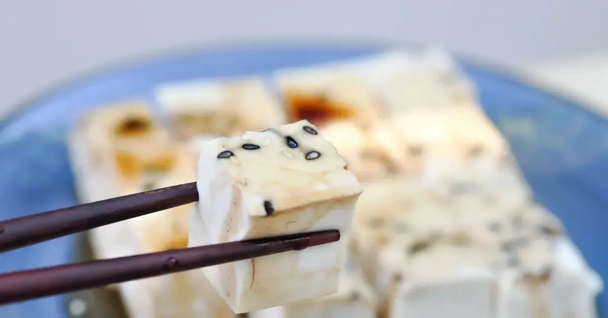 Sojowy ser tofu pokrojony w kostkę