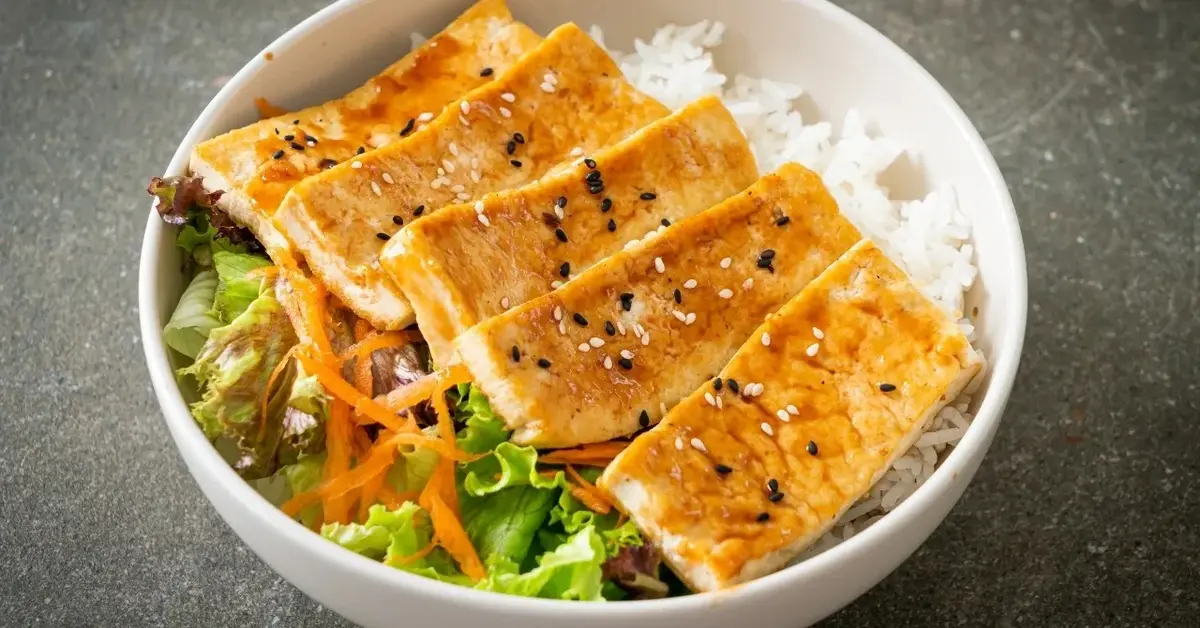 tofu ryba w plastrach na ryżu i sałatce
