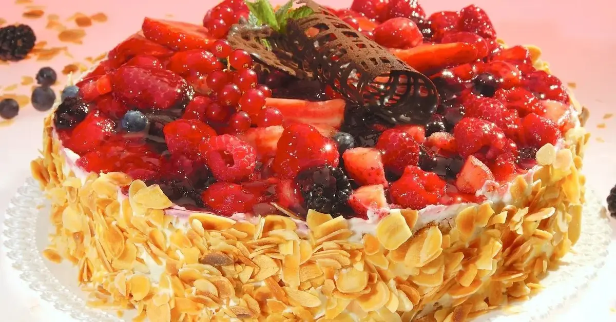 Główne zdjęcie - Letni tort z owocami i bitą śmietaną