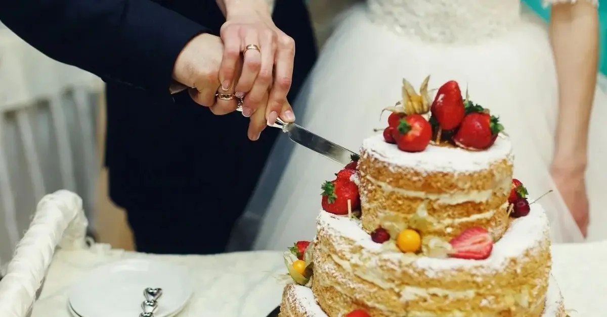 Tort weselny na słodkim stole