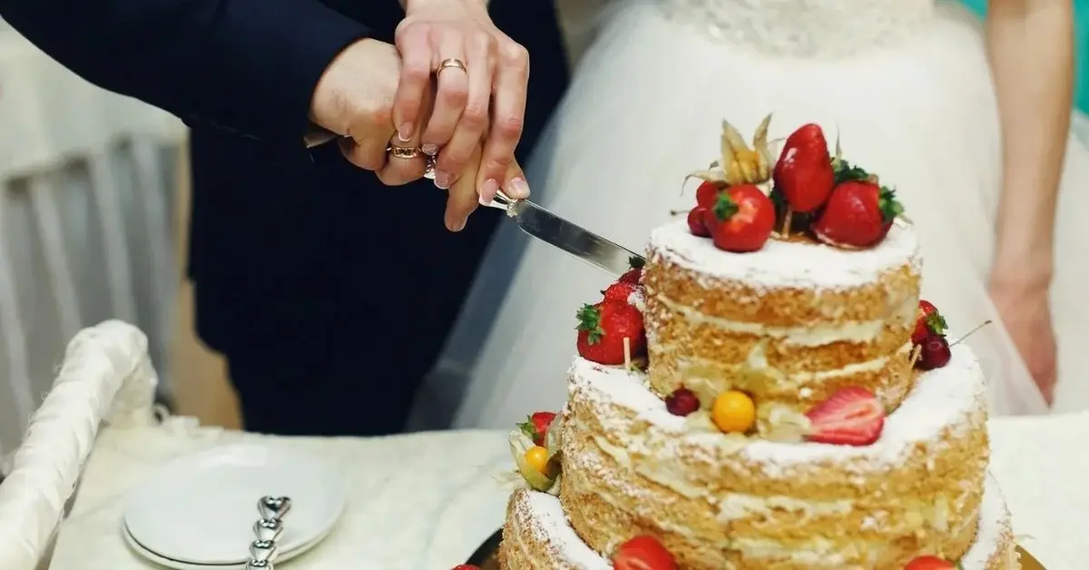 Tort weselny na słodkim stole