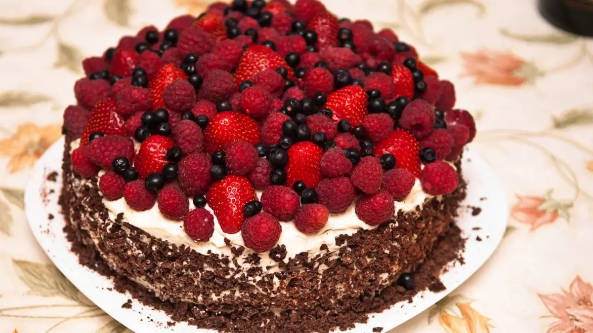 Tort z bitą śmietaną możemy udekorować także płatkami czekolady