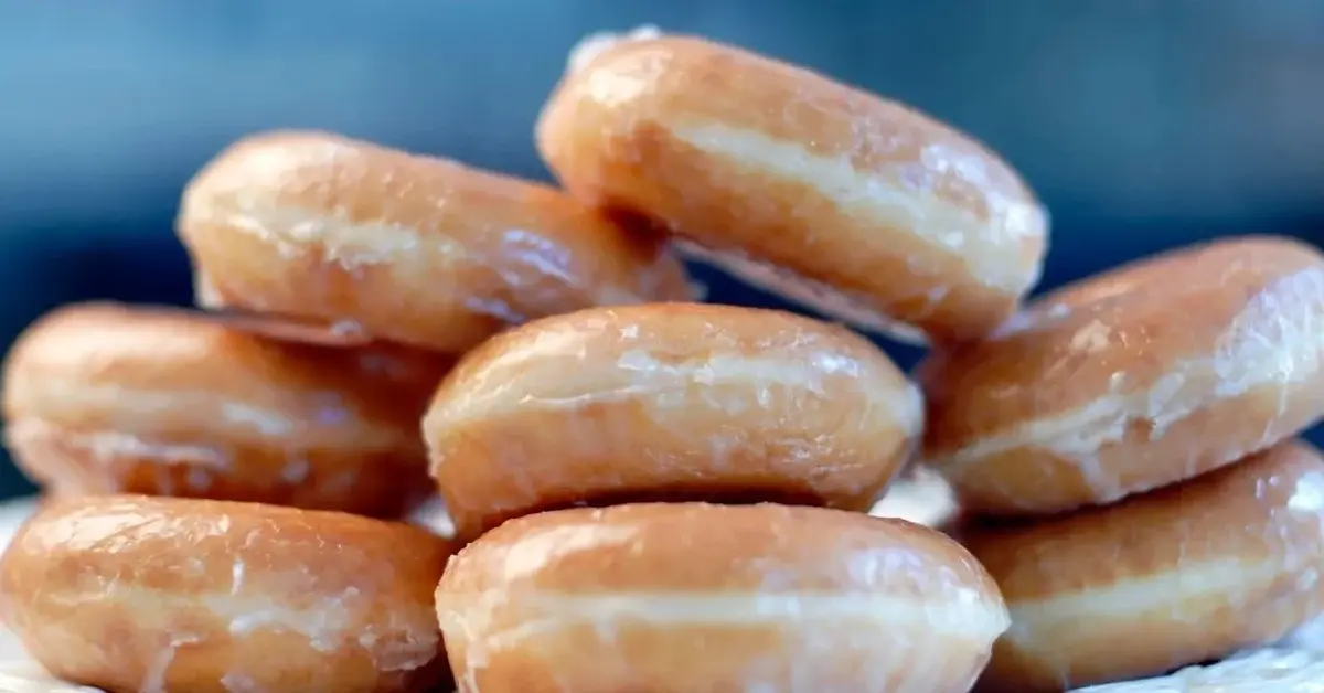 tradycyjne pączki oblane lukrem