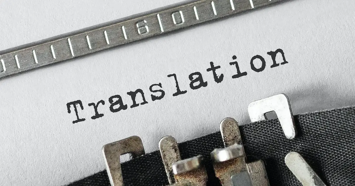 Słowo 'translation' na papierze wystukane retro maszyną do pisania