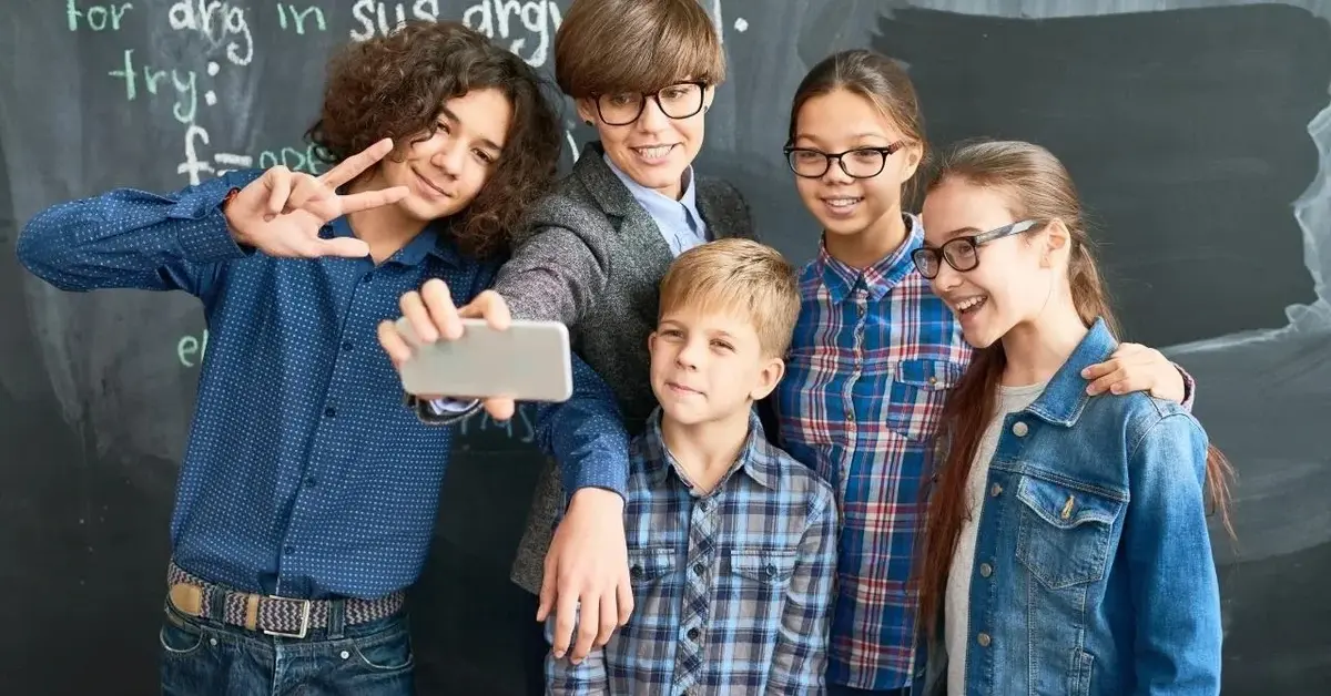 Uczniowie robią wspólne zdjęcie w prezencie na Dzień Nauczyciela