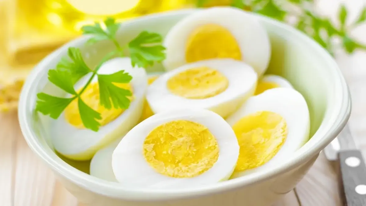 Jajka przekrojone na pół do diety jajecznej.