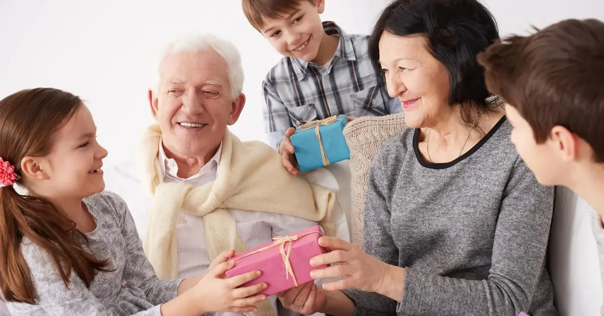 Babcia i dziadek obdarowywani prezentami z okazji dnia babci dnia dziadka