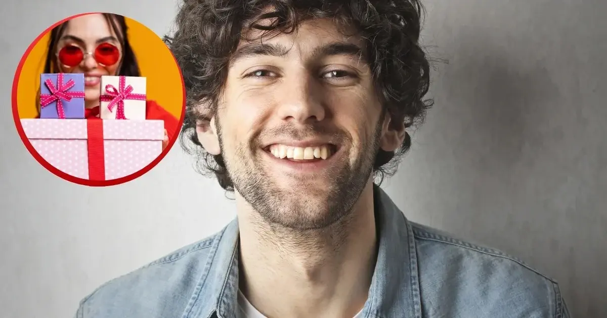 Mężczyzna jest szczęśliwy i się uśmiecha. Kobieta trzyma prezenty na Dzień Mężczyzn.