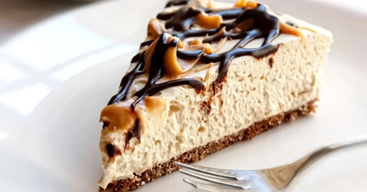 kawałek sernika bez pieczenia na herbatnikowym spodzie