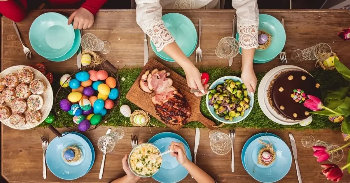 Wielkanocny stół udekorowany kolorowymi jajkami.