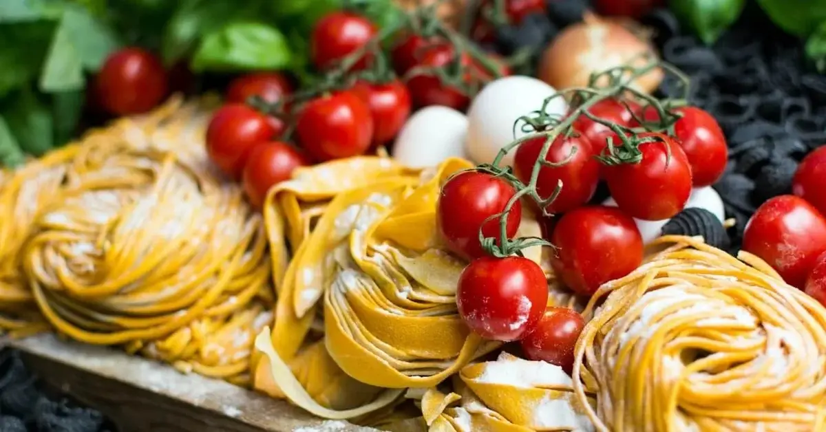 Włoskie makarony i włoskie produkty pomidory sery ułożone na talerzu