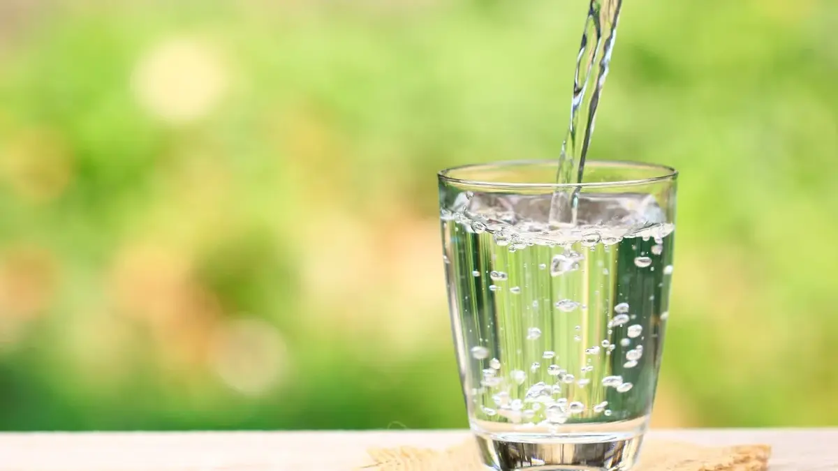 Woda jest nalewana do szklanki. 