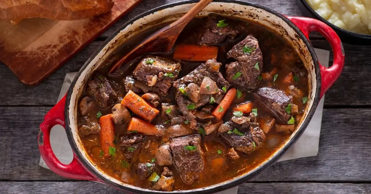 Wołowina po burgundzku duszona w czerwonym winie