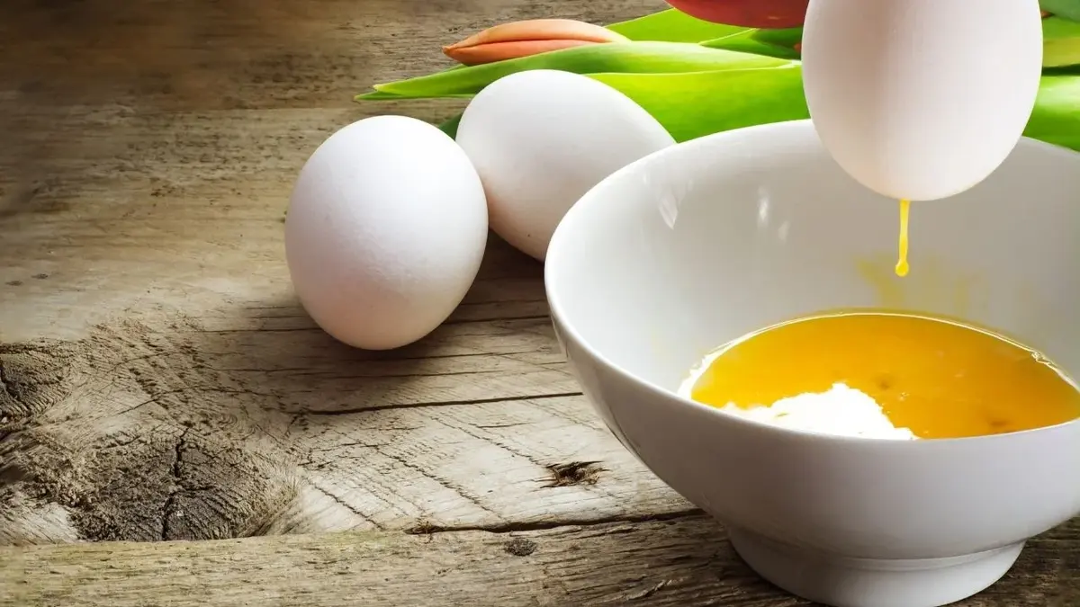 Jak zrobić wydmuszkę - wydmuchiwanie zawartości jajka