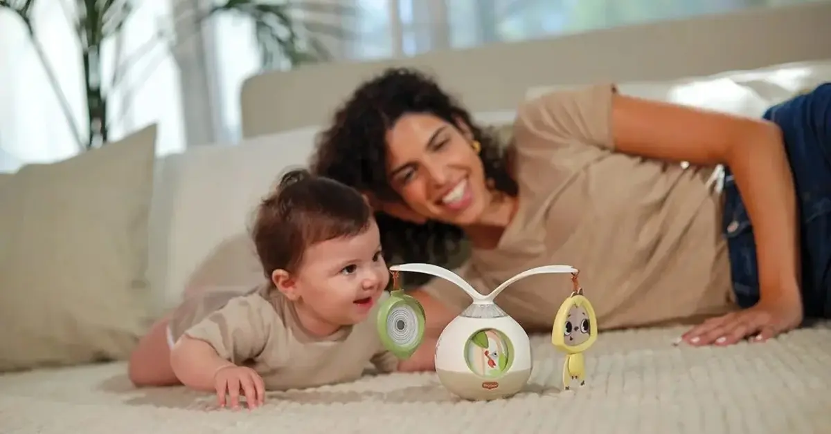 Mama z dzieckiem na podłodze z zabawką interaktywną