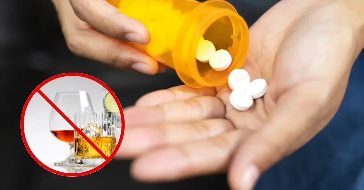 Zakaz alkoholu i ręka z lekami.