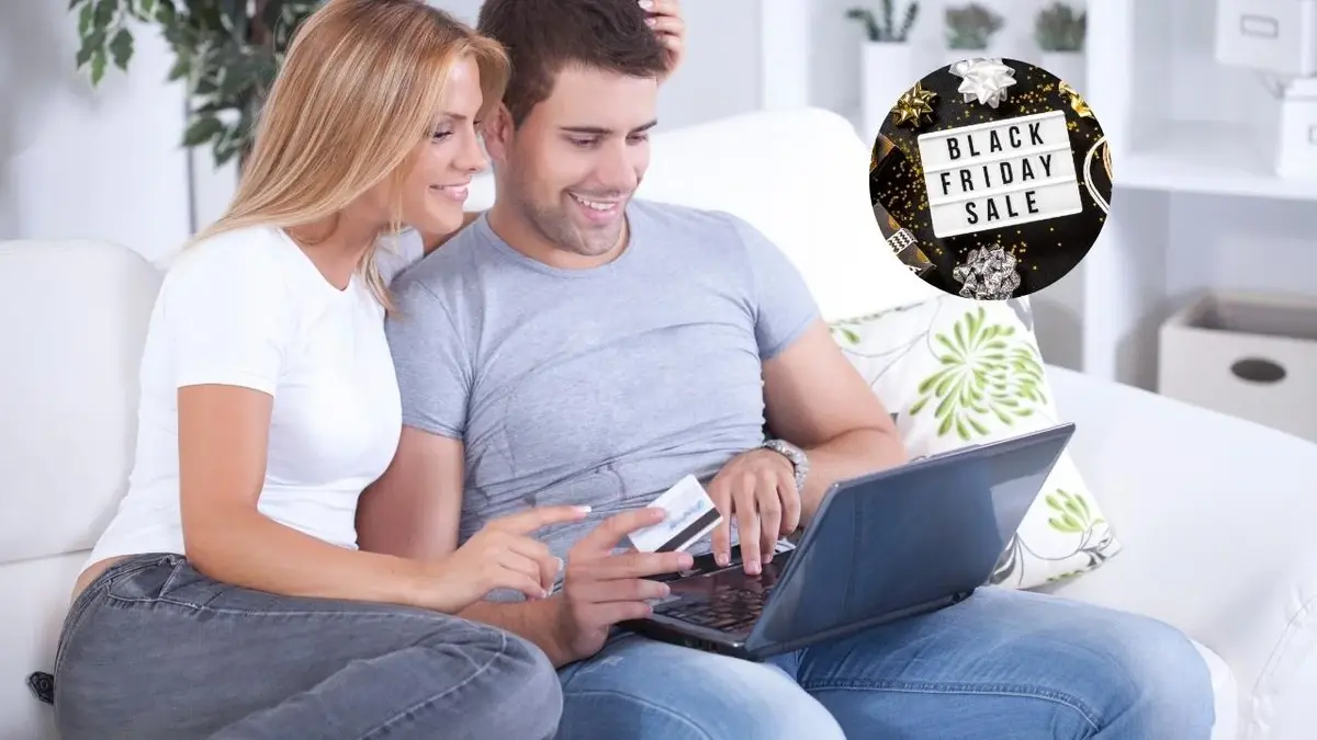 Uśmiechnięta para kupuje coś razem przez Internet z okazji Black Friday.