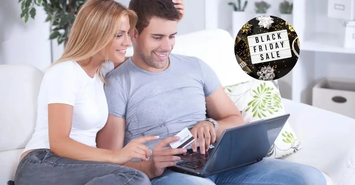 Uśmiechnięta para kupuje coś razem przez Internet z okazji Black Friday.