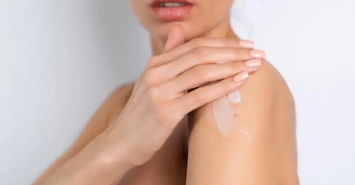 Kobieta w czasie zabiegu pielęgnacji kolagenem