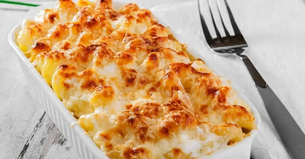 Zapiekanka z makaronem posypana serem.