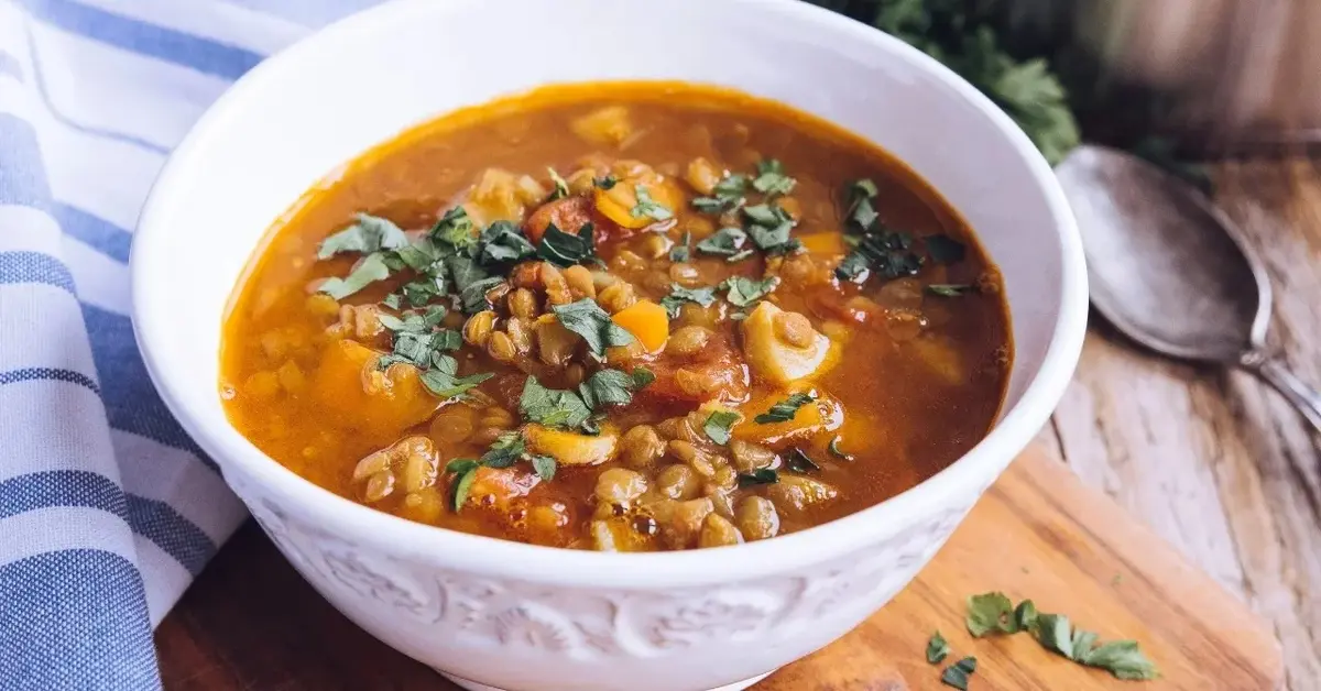 Główne zdjęcie - Zupa z soczewicy - poznaj dwa nowe sposoby na przygotowanie tej zdrowej zupy