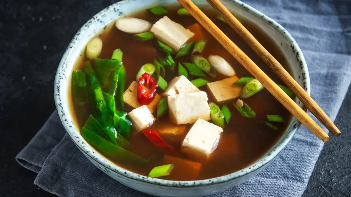 Zupa miso z edamame i tofu