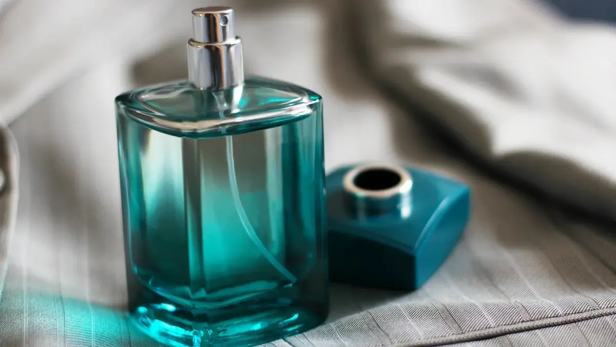 perfumy męskie w małej niebieskiej buteleczce