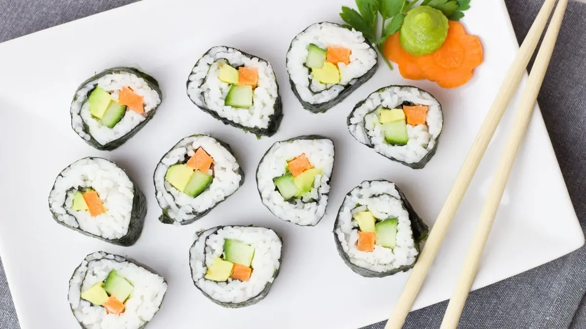 Rolki sushi na półmisku
