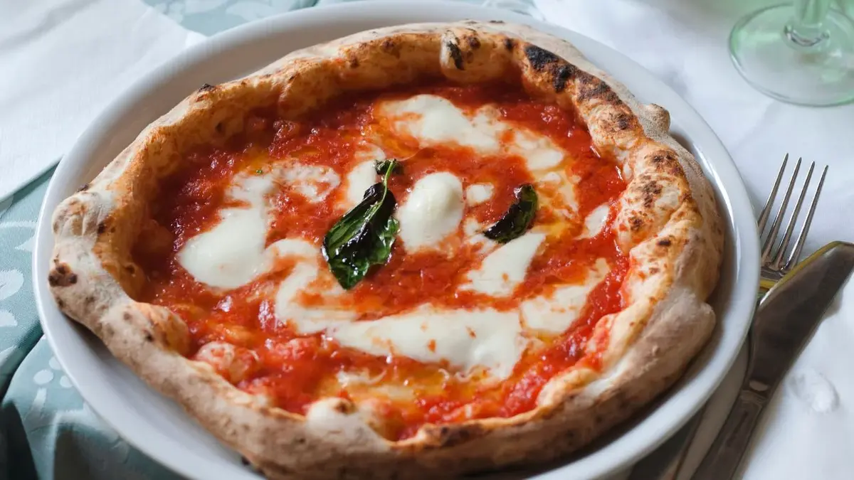 Pizza neapolitańska na białym talerzu 