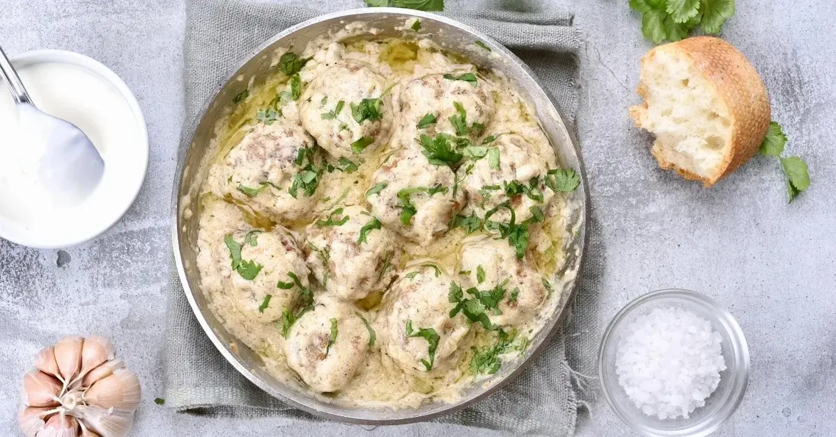 Pulpety drobiowe w sosie koperkowym posypane natką pietruszki